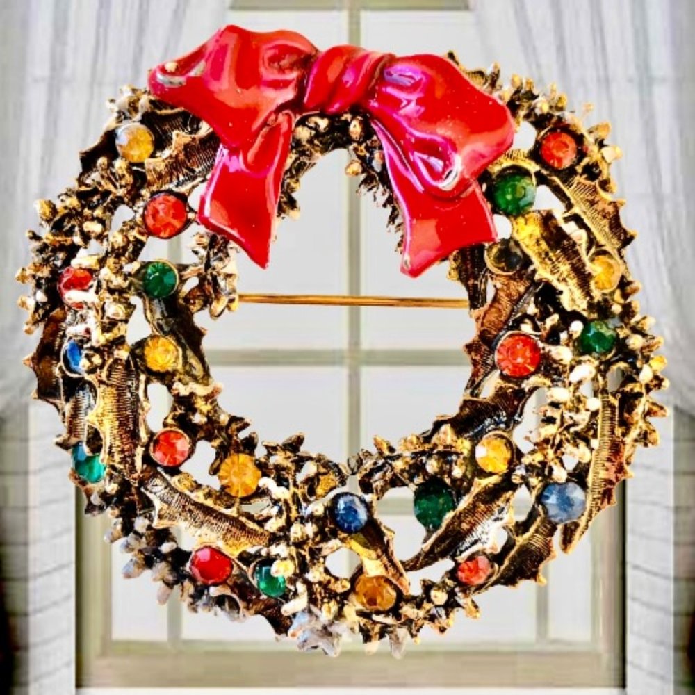 ART Arthur Pepper Brooch Christmas Wreath Enamel Rhinestones Signed Goldtone